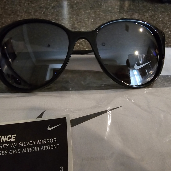 Nike Essence women's sunglasses - Picture 3 of 3